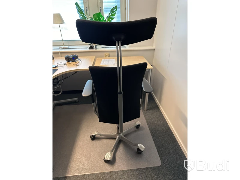Höj- och sänkbart skrivbord Edsbyverken, kontorsstol HÅG, 2 st jalusiskåp Kinnarps, stol