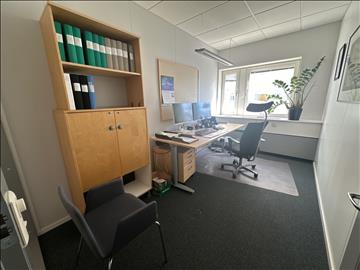 Höj- och sänkbart skrivbord Kinnarps, kontorsstol Håg, skåp, stol 
