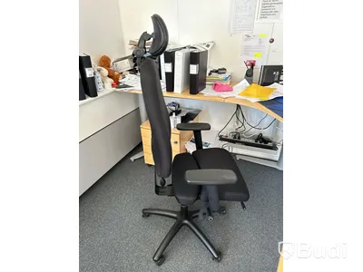 Höj- och sänkbart skrivbord Kinnarps, 2 st jalusiskåp Kinnarps