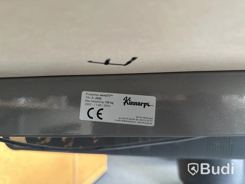 Höj- och sänkbart skrivbord Kinnarps, 2 st jalusiskåp Kinnarps