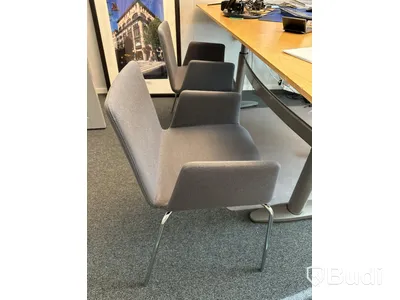 Höj- och sänkbart skrivbord Kinnarps, kontorsstol HÅG, skåp, 2 st stolar, hurts, golvdekoration