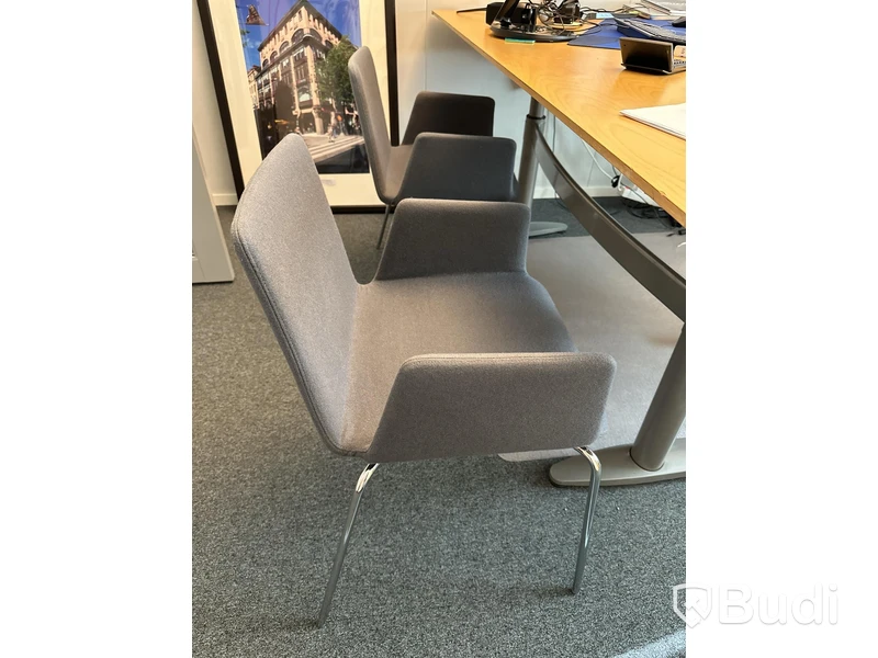 Höj- och sänkbart skrivbord Kinnarps, kontorsstol HÅG, skåp, 2 st stolar, hurts, golvdekoration