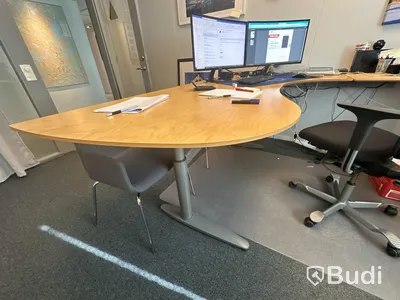 Höj- och sänkbart skrivbord Kinnarps, kontorsstol HÅG, skåp, 2 st stolar, hurts, golvdekoration