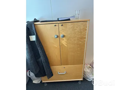 Höj- och sänkbart skrivbord Kinnarps, kontorsstol HÅG, skåp, 2 st stolar, hurts, golvdekoration