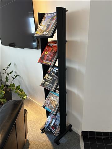 Tidningsställ, H166 cm och desinfektionstation