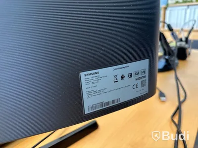 Höj- och sänkbart skrivbord Holmbergsbordet, kontorsstol HÅG, 2 st datorskärmar Samsung