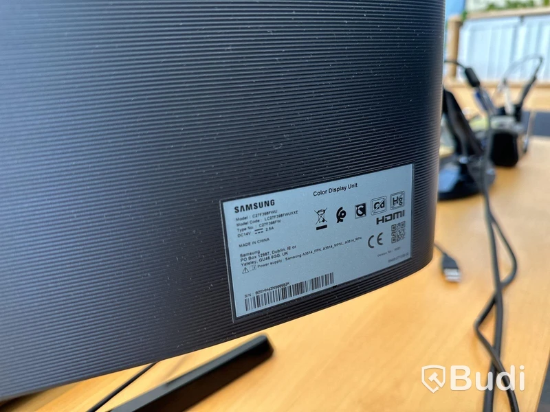 Höj- och sänkbart skrivbord Holmbergsbordet, kontorsstol HÅG, 2 st datorskärmar Samsung