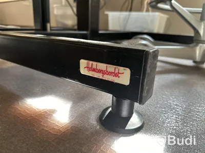 Höj- och sänkbart skrivbord Holmbergsbordet, kontorsstol HÅG, 2 st datorskärmar Samsung