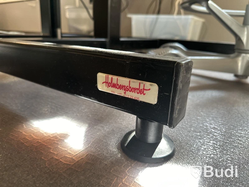 Höj- och sänkbart skrivbord Holmbergsbordet, kontorsstol HÅG, 2 st datorskärmar Samsung