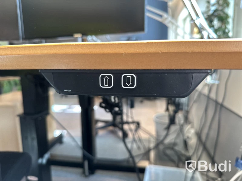 Höj- och sänkbart skrivbord Holmbergsbordet, kontorsstol HÅG, 2 st datorskärmar Samsung