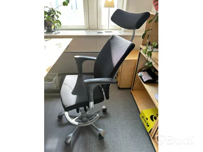 Höj- och sänkbart skrivbord Holmbergsbordet, kontorsstol HÅG, 2 st datorskärmar Samsung