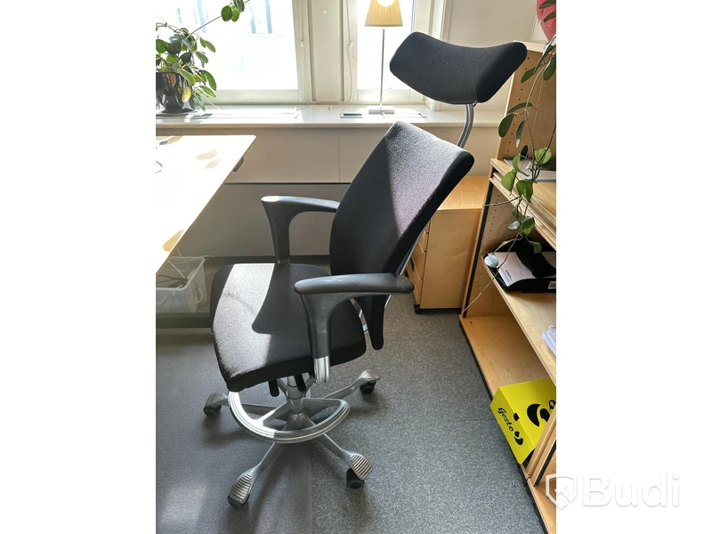 Höj- och sänkbart skrivbord Holmbergsbordet, kontorsstol HÅG, 2 st datorskärmar Samsung