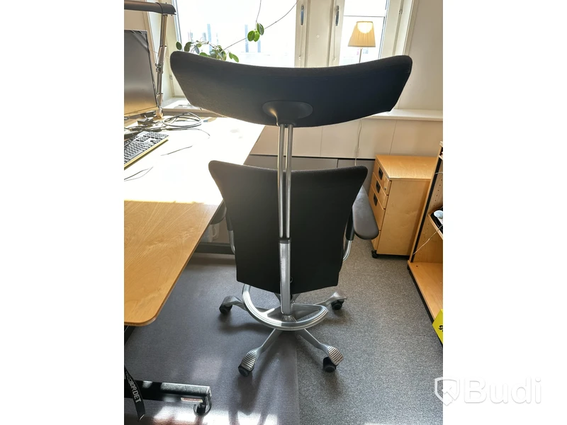 Höj- och sänkbart skrivbord Holmbergsbordet, kontorsstol HÅG, 2 st datorskärmar Samsung