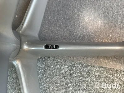 Höj- och sänkbart skrivbord Holmbergsbordet, kontorsstol HÅG, 2 st datorskärmar Samsung