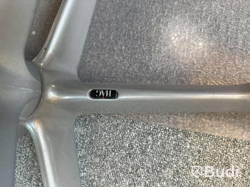 Höj- och sänkbart skrivbord Holmbergsbordet, kontorsstol HÅG, 2 st datorskärmar Samsung