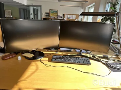 Höj- och sänkbart skrivbord Holmbergsbordet, kontorsstol HÅG, 2 st datorskärmar Samsung