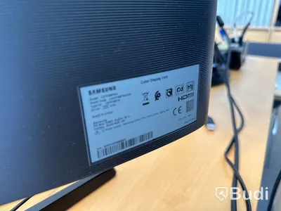 Höj- och sänkbart skrivbord Holmbergsbordet, kontorsstol HÅG, 2 st datorskärmar Samsung