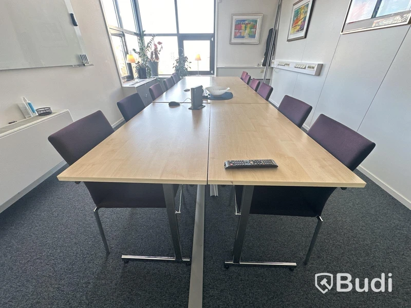 6 st bord, 12 st stolar, whiteboard