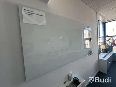 6 st bord, 12 st stolar, whiteboard