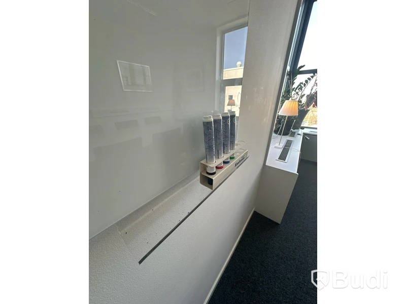 6 st bord, 12 st stolar, whiteboard
