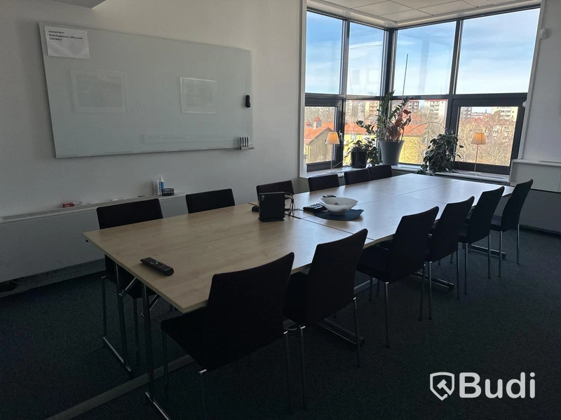 6 st bord, 12 st stolar, whiteboard