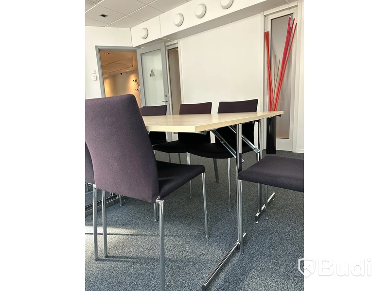 6 st bord, 14 st stolar, whiteboard, ståbord, golvdekoration