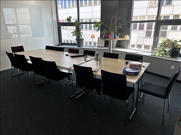 6 st bord, 14 st stolar, whiteboard, ståbord, golvdekoration