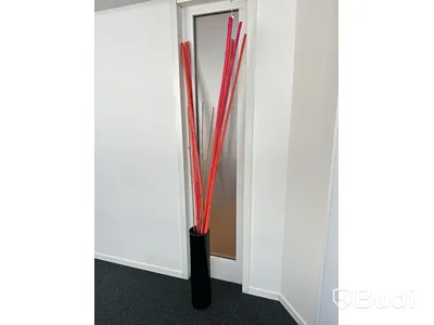 6 st bord, 14 st stolar, whiteboard, ståbord, golvdekoration