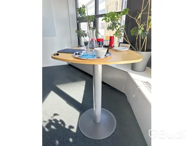 6 st bord, 14 st stolar, whiteboard, ståbord, golvdekoration