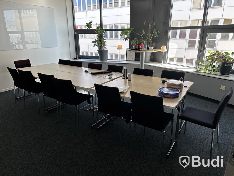 6 st bord, 14 st stolar, whiteboard, ståbord, golvdekoration