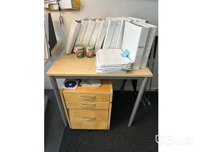 Höj- och sänkbart skrivbord Edsbyverken, kontorsstol HÅG, jalusiskåp Kinnarps, bord, hurts