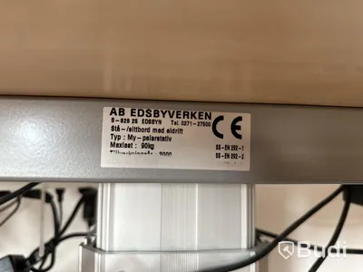 Höj- och sänkbart skrivbord Edsbyverken, kontorsstol HÅG, jalusiskåp Kinnarps, bord, hurts