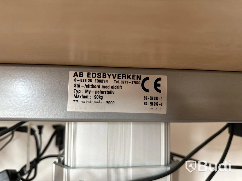 Höj- och sänkbart skrivbord Edsbyverken, kontorsstol HÅG, jalusiskåp Kinnarps, bord, hurts