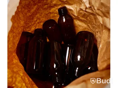 Diverse glastillbringare och småflaskor
