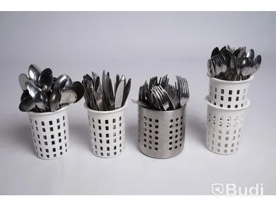 Bestick, köksknivar och plastfilm - gafflar, knivar och skedar i blandade storlekar och modeller. Bestickhållare, tårtspadar, köksknivar, knivblock, plastfilm inkl behållare. Begagnad.