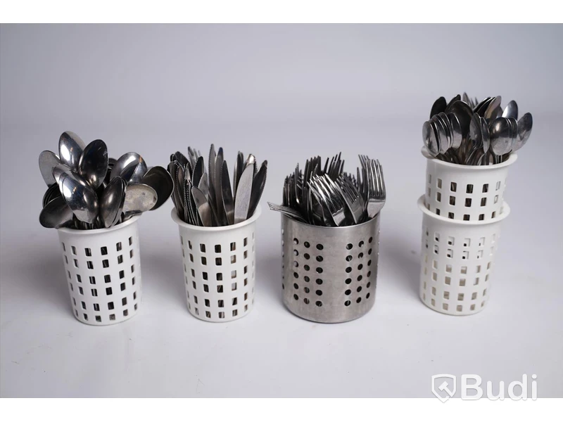 Bestick, köksknivar och plastfilm - gafflar, knivar och skedar i blandade storlekar och modeller. Bestickhållare, tårtspadar, köksknivar, knivblock, plastfilm inkl behållare. Begagnad.