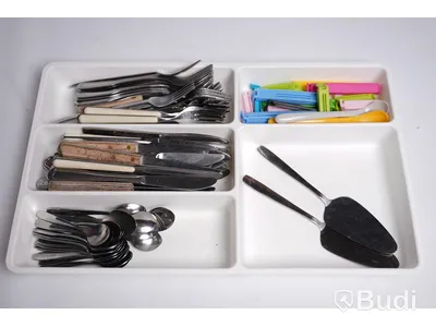 Bestick, köksknivar och plastfilm - gafflar, knivar och skedar i blandade storlekar och modeller. Bestickhållare, tårtspadar, köksknivar, knivblock, plastfilm inkl behållare. Begagnad.