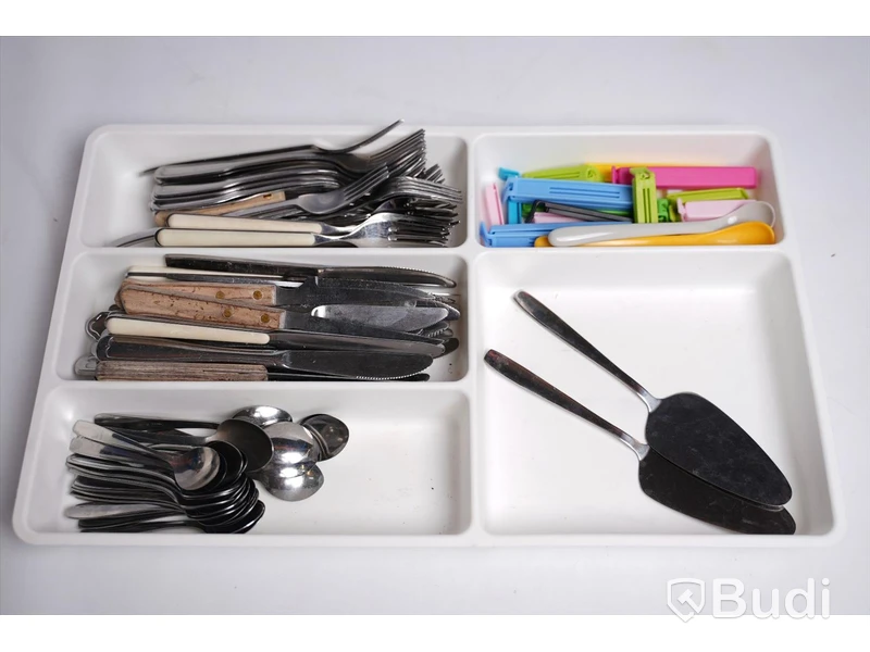 Bestick, köksknivar och plastfilm - gafflar, knivar och skedar i blandade storlekar och modeller. Bestickhållare, tårtspadar, köksknivar, knivblock, plastfilm inkl behållare. Begagnad.