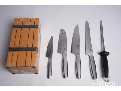 Bestick, köksknivar och plastfilm - gafflar, knivar och skedar i blandade storlekar och modeller. Bestickhållare, tårtspadar, köksknivar, knivblock, plastfilm inkl behållare. Begagnad.