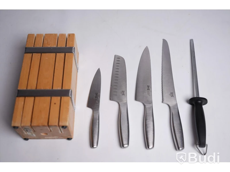 Bestick, köksknivar och plastfilm - gafflar, knivar och skedar i blandade storlekar och modeller. Bestickhållare, tårtspadar, köksknivar, knivblock, plastfilm inkl behållare. Begagnad.