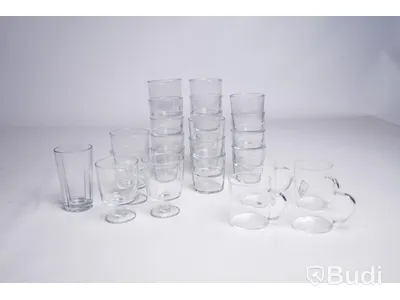 Glas och kannor - 26 st glas och koppar, 5 st mjölkkannor, 4 glasflaskor, 2 dryckesbehållare. Begagnad.