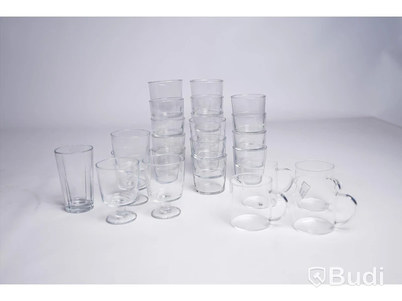 Glas och kannor - 26 st glas och koppar, 5 st mjölkkannor, 4 glasflaskor, 2 dryckesbehållare. Begagnad.