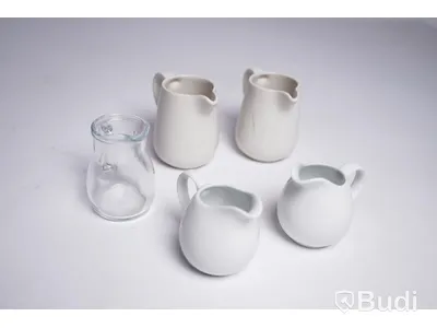 Glas och kannor - 26 st glas och koppar, 5 st mjölkkannor, 4 glasflaskor, 2 dryckesbehållare. Begagnad.