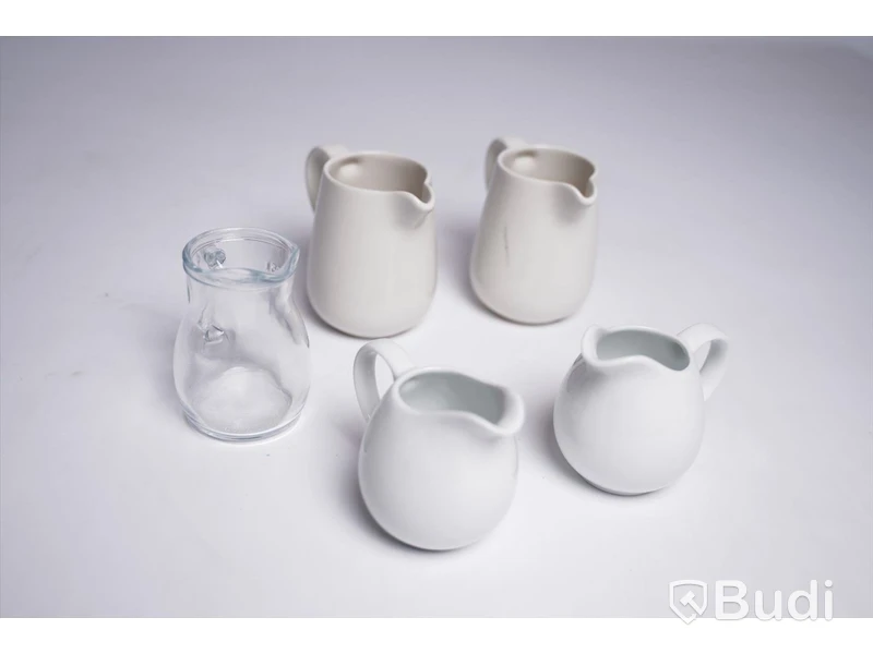Glas och kannor - 26 st glas och koppar, 5 st mjölkkannor, 4 glasflaskor, 2 dryckesbehållare. Begagnad.