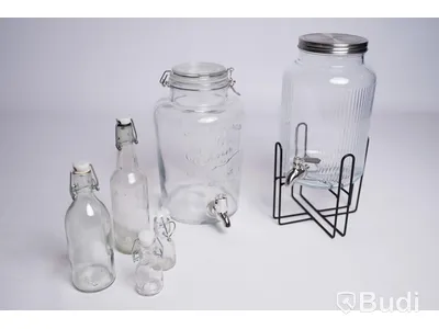 Glas och kannor - 26 st glas och koppar, 5 st mjölkkannor, 4 glasflaskor, 2 dryckesbehållare. Begagnad.