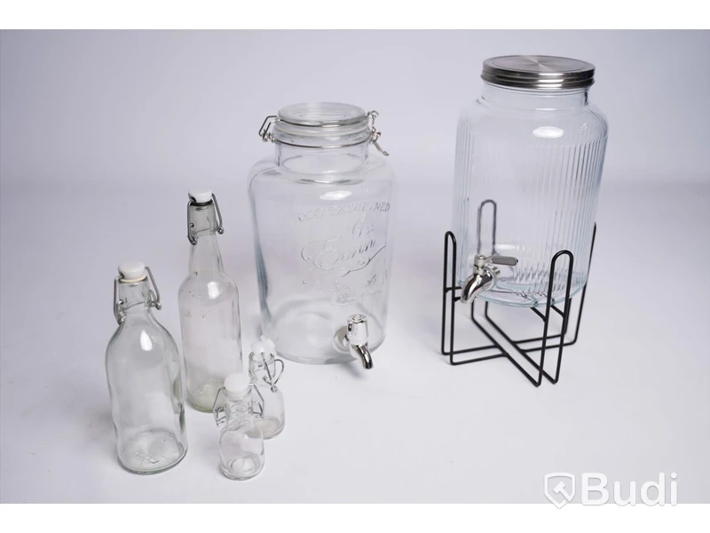 Glas och kannor - 26 st glas och koppar, 5 st mjölkkannor, 4 glasflaskor, 2 dryckesbehållare. Begagnad.