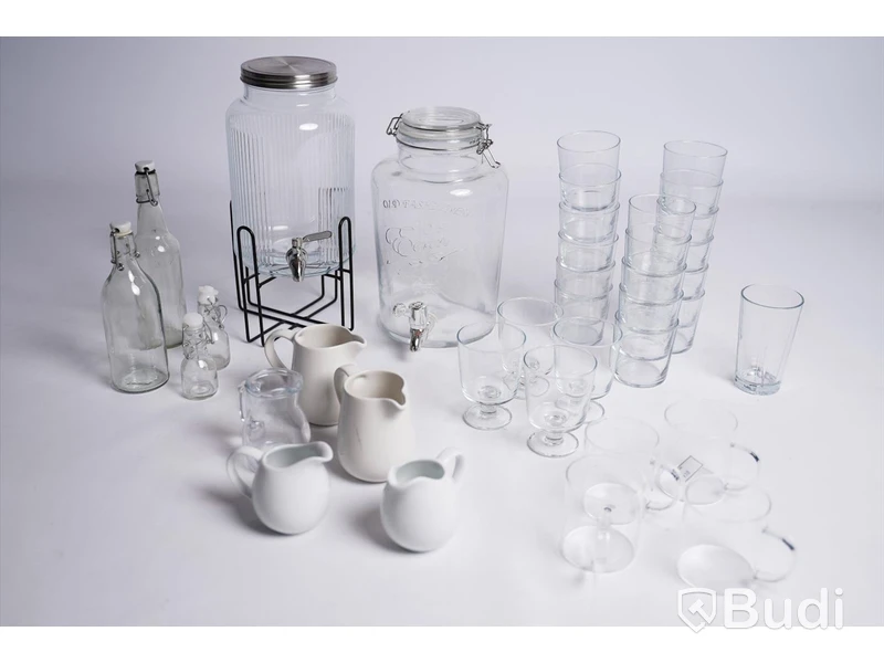 Glas och kannor - 26 st glas och koppar, 5 st mjölkkannor, 4 glasflaskor, 2 dryckesbehållare. Begagnad.