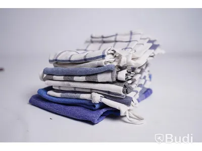 Blandade textilier - 30 st. Kökshanddukar, duk, förkläden, t-shirts, byxor och skjortor. Begagnad.