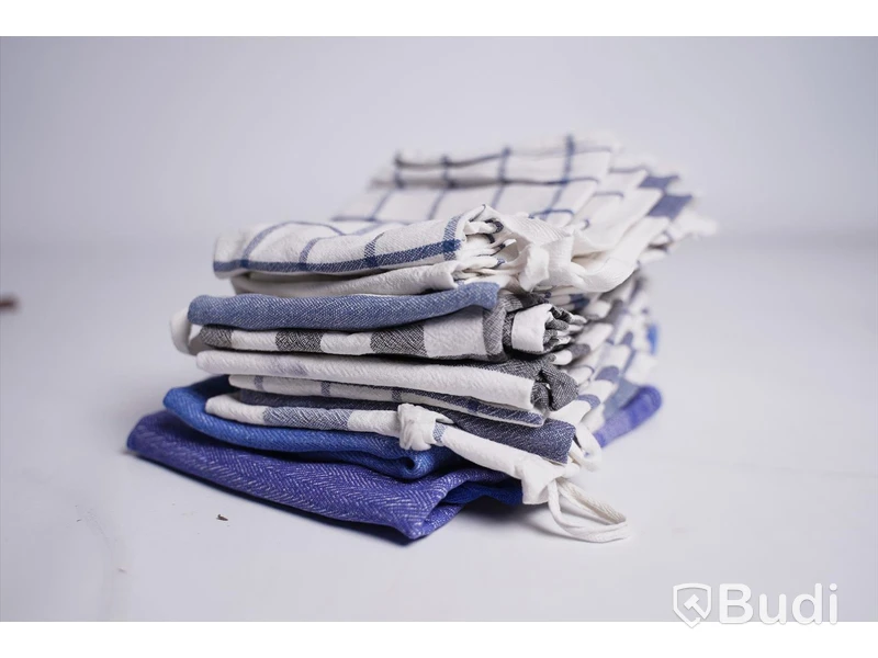 Blandade textilier - 30 st. Kökshanddukar, duk, förkläden, t-shirts, byxor och skjortor. Begagnad.