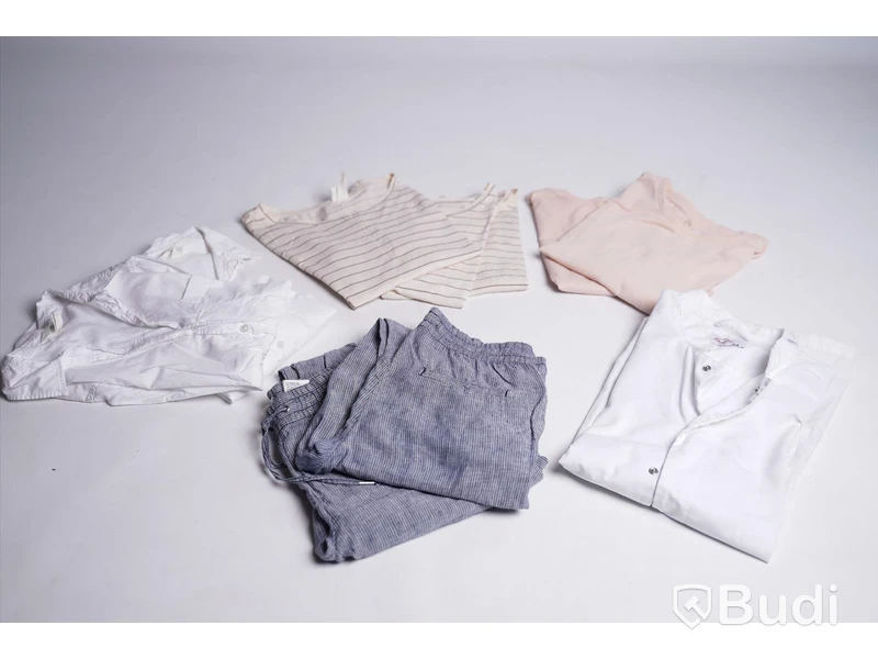 Blandade textilier - 30 st. Kökshanddukar, duk, förkläden, t-shirts, byxor och skjortor. Begagnad.